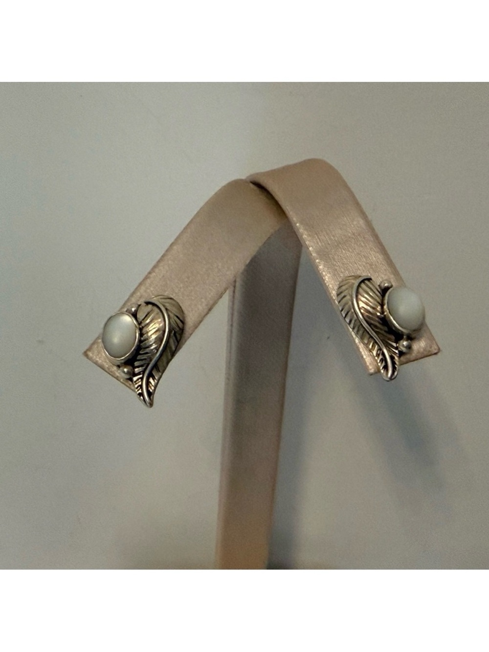 NATIVE AMERICAN VINTAGE EARRINGS STERLING SILVER FEATHER MOP PIERCED POST